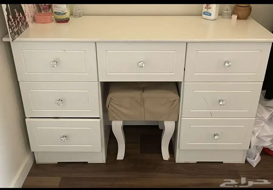 للبيع تسريحة تفصيل بيضا مع كرسيها 1