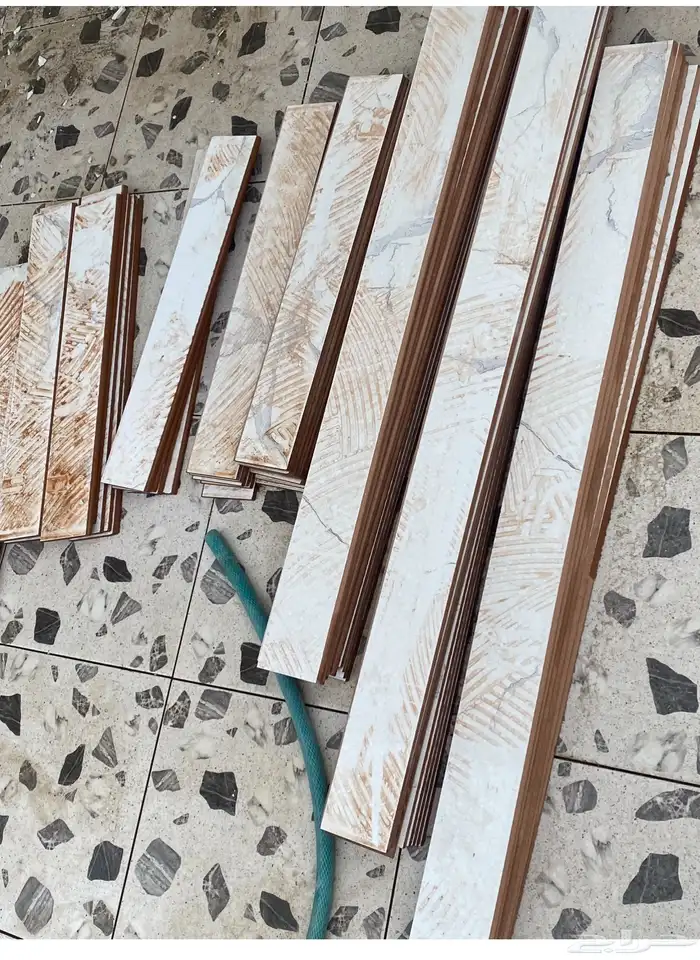 نعلات 10سم مبروم اللون أبيض وعليه خطوط خفيفه رصاصي 1