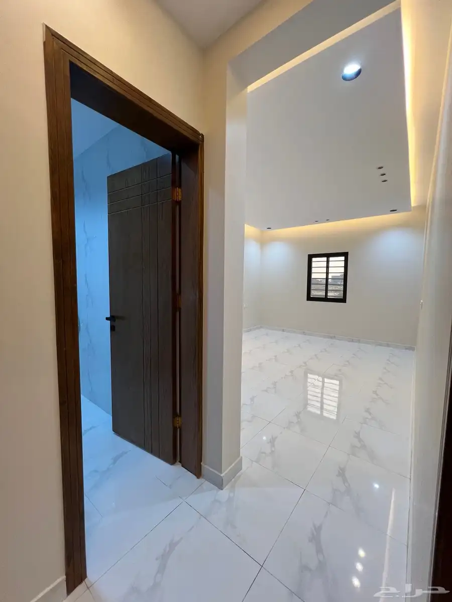 للبيع ادوار ارضيه مساحه  350 م حى النور طريق الثمانين 22
