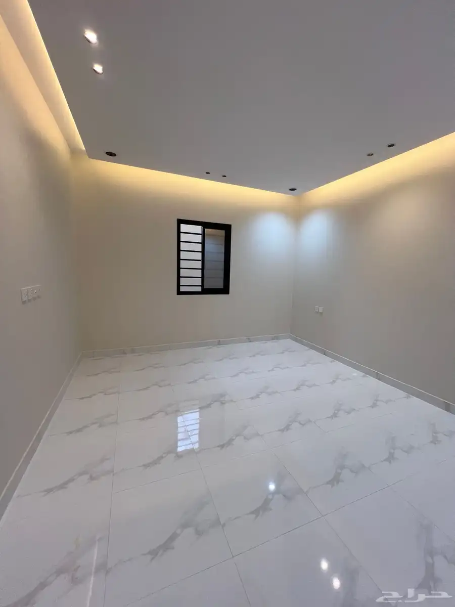 للبيع ادوار ارضيه مساحه  350 م حى النور طريق الثمانين 18