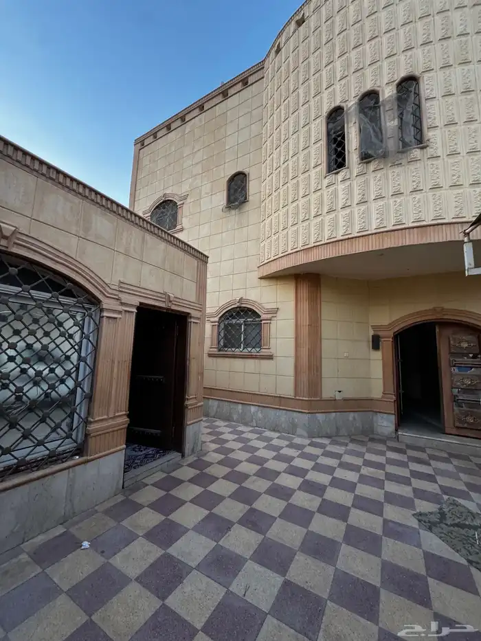 فيلا سكنية مع شقة دورين للبيع بحي بدر 3