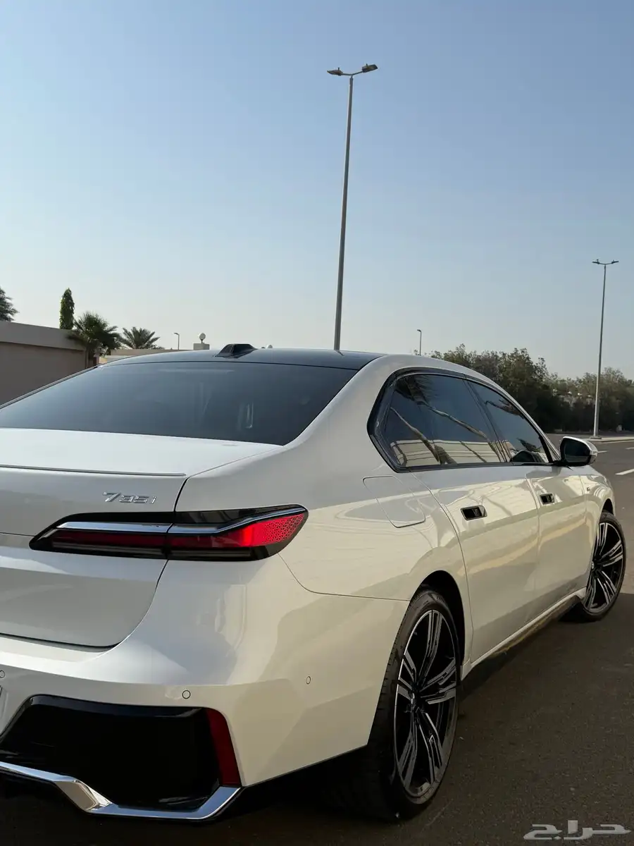 بي ام دبليو 735i M kit 2023 سعودي بحالة الوكالة 21