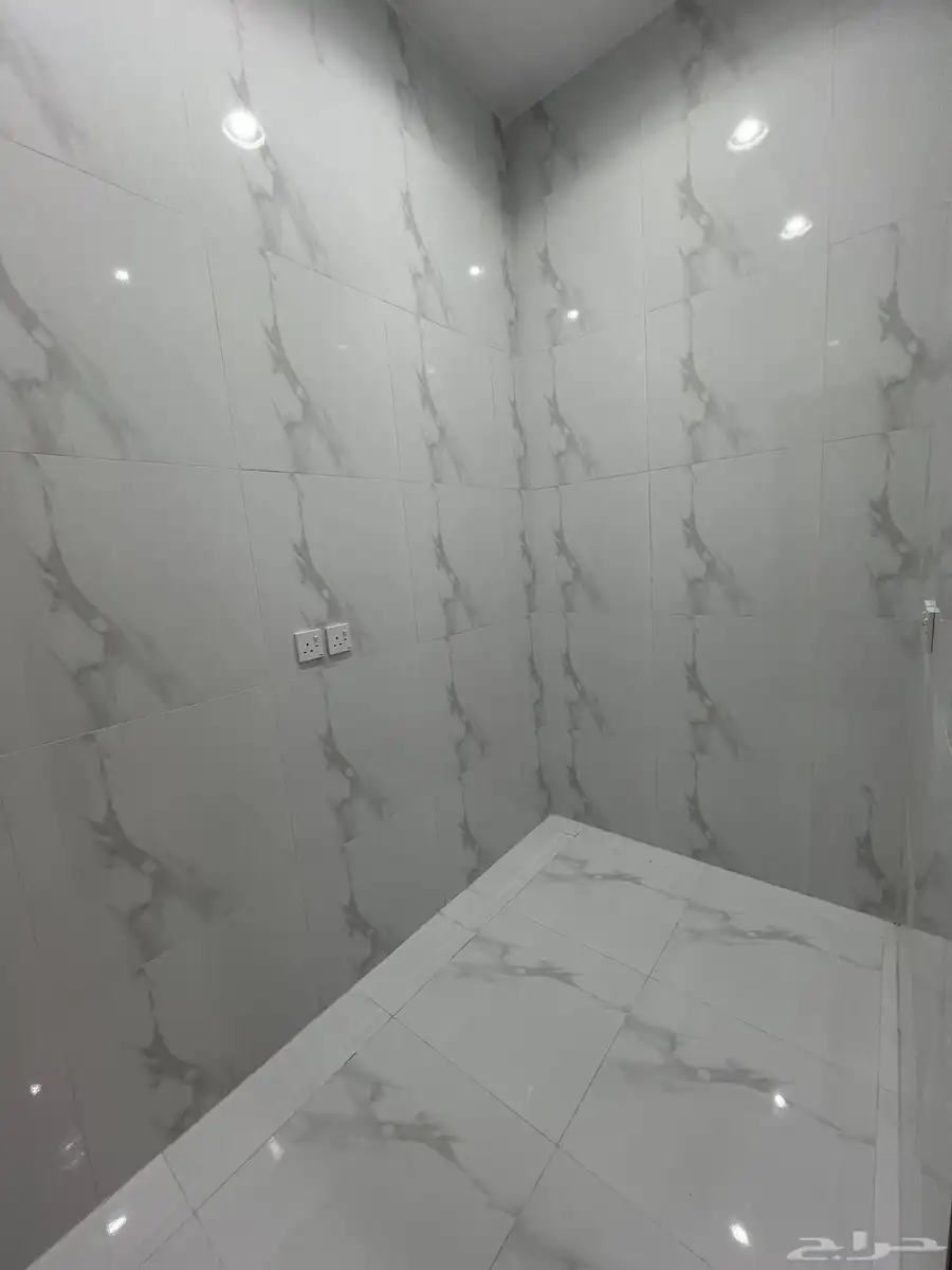 للبيع ادوار ارضيه مساحه  350 م حى النور طريق الثمانين 15