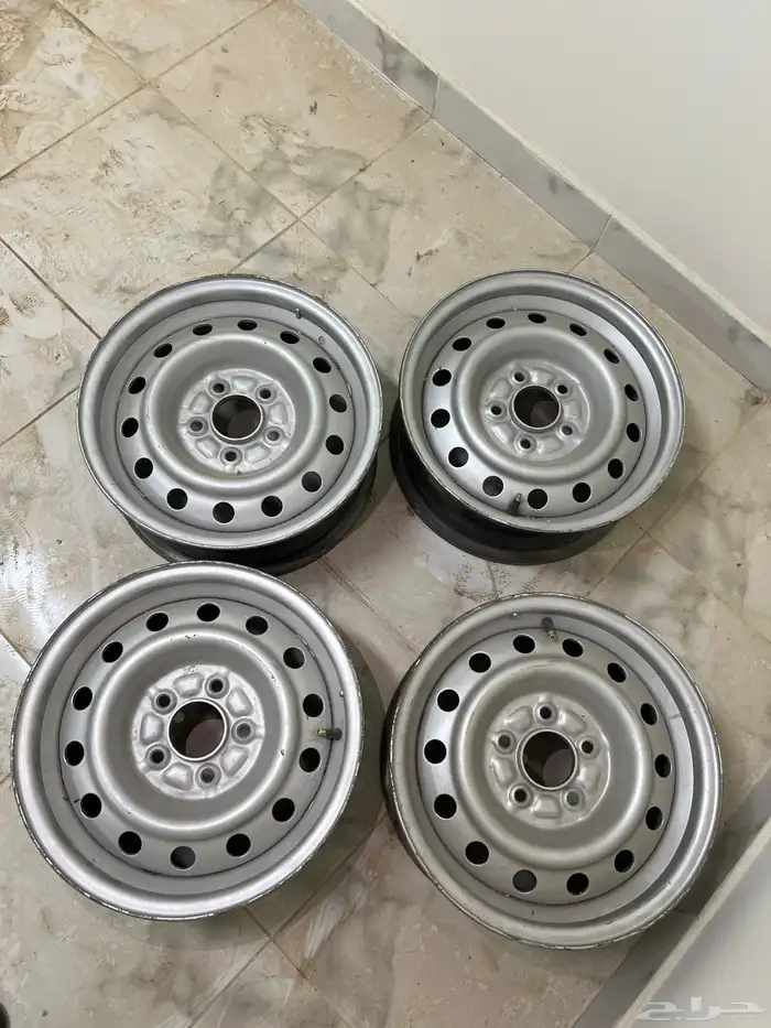 اعرض لكم جنوط هايلكس يبانيه اصليه شبه جديدها 1