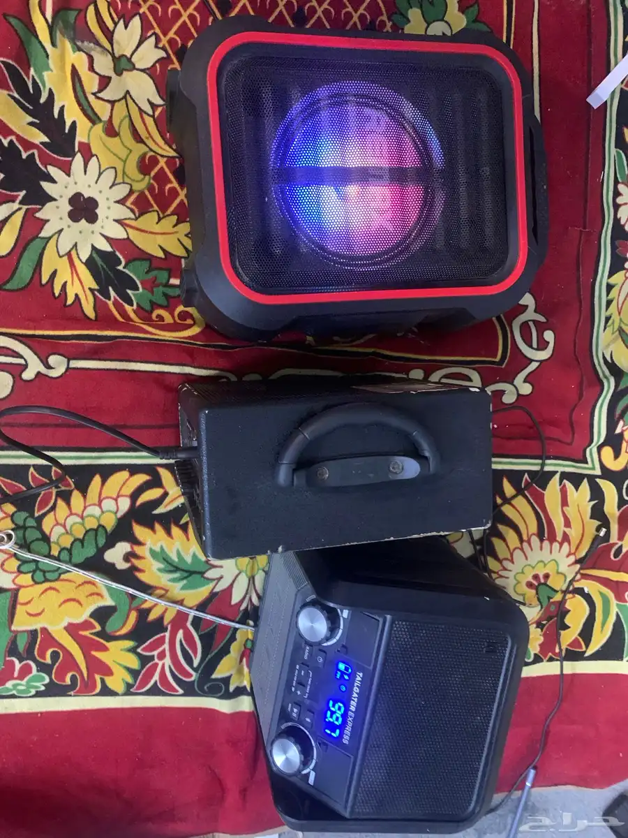 سماعات ثنتين منهم بلوتوث واحده USB 0