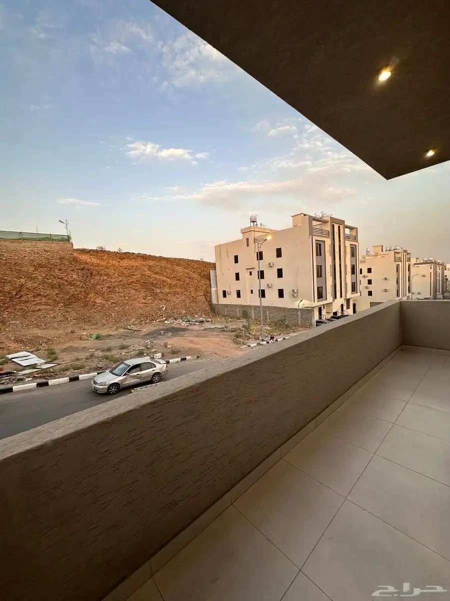 ادوار علويه بمساحات كبيره مع بلكونه مطله وسطح خاص أبها 18