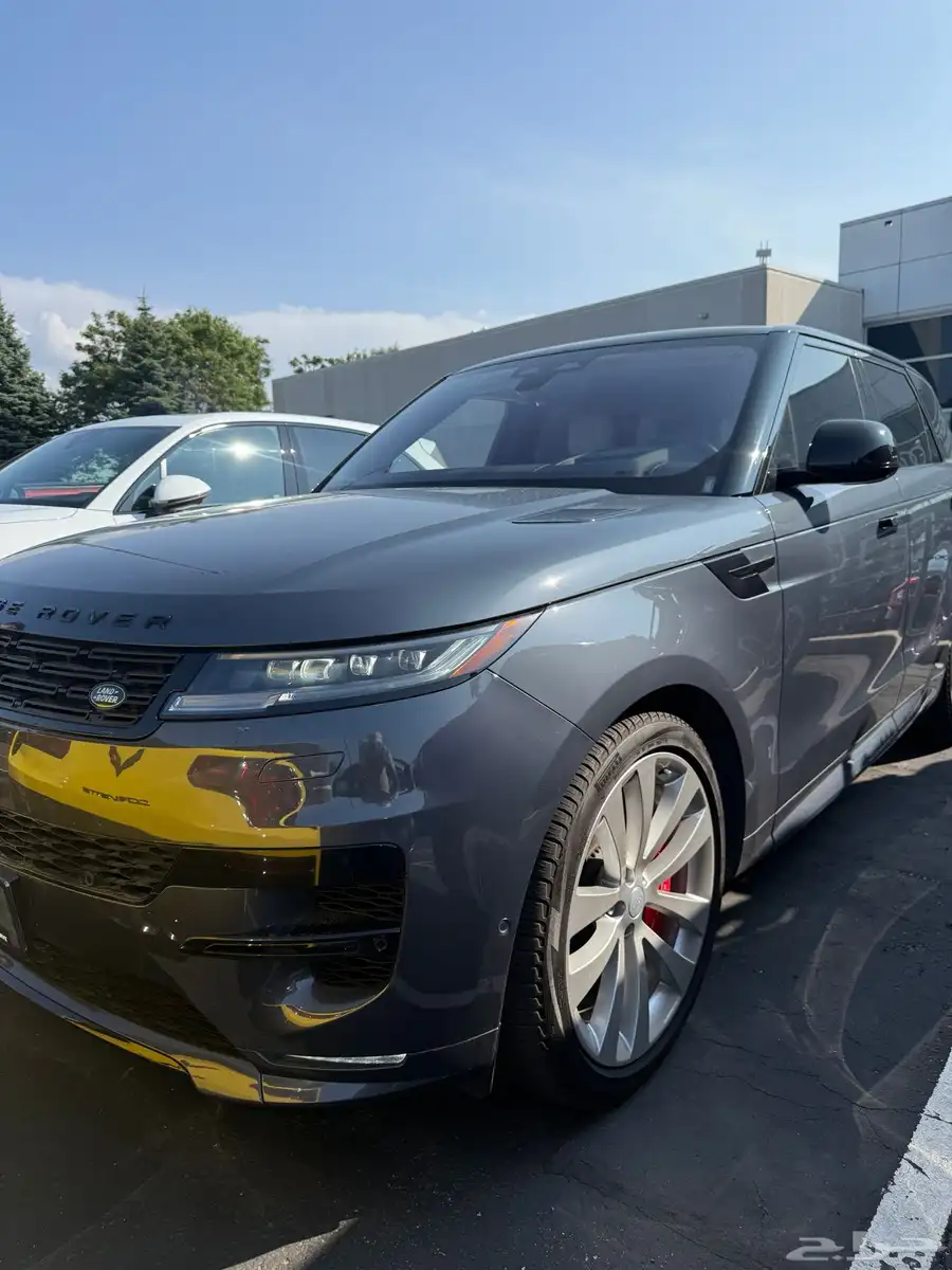 للبيع رانج روفر سبورت موديل 2023 - V8 وارد كندا index