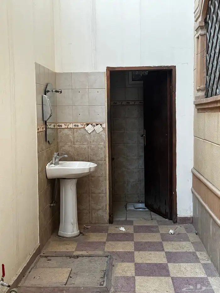 فيلا سكنية مع شقة دورين للبيع بحي بدر 1