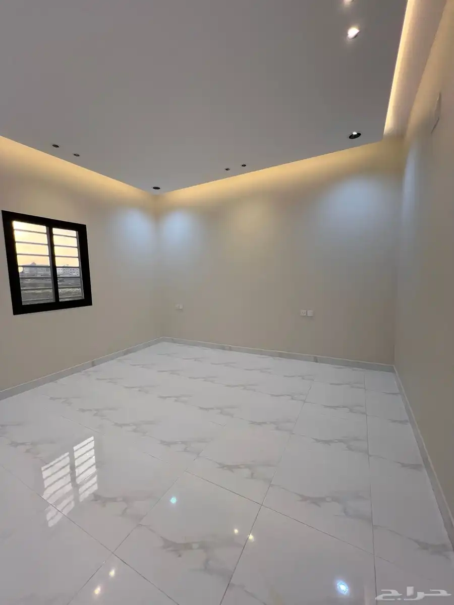 للبيع ادوار ارضيه مساحه  350 م حى النور طريق الثمانين 20