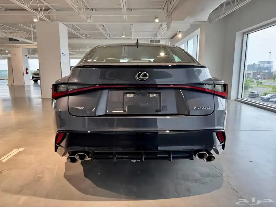 للبيع لكزز IS500 موديل 2024 - V8 وارد كندا 6