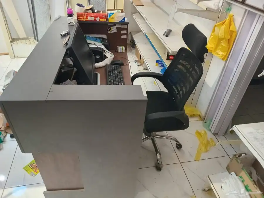 جهاز كبيوتر مع طابعة باركود وجهاز باركود ومكتب وكرسي 0