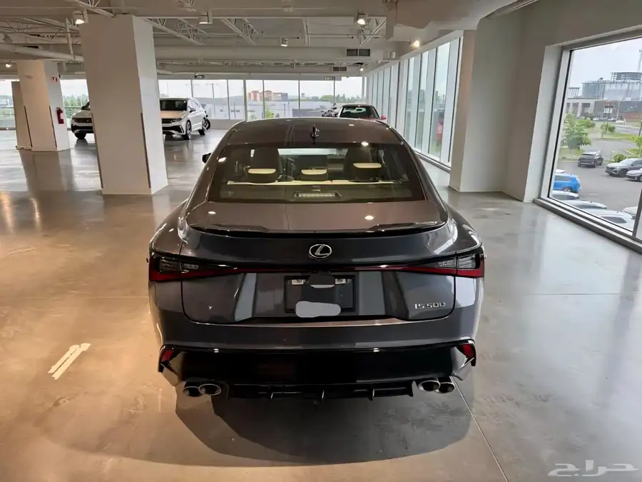 للبيع لكزز IS500 موديل 2024 - V8 وارد كندا 3