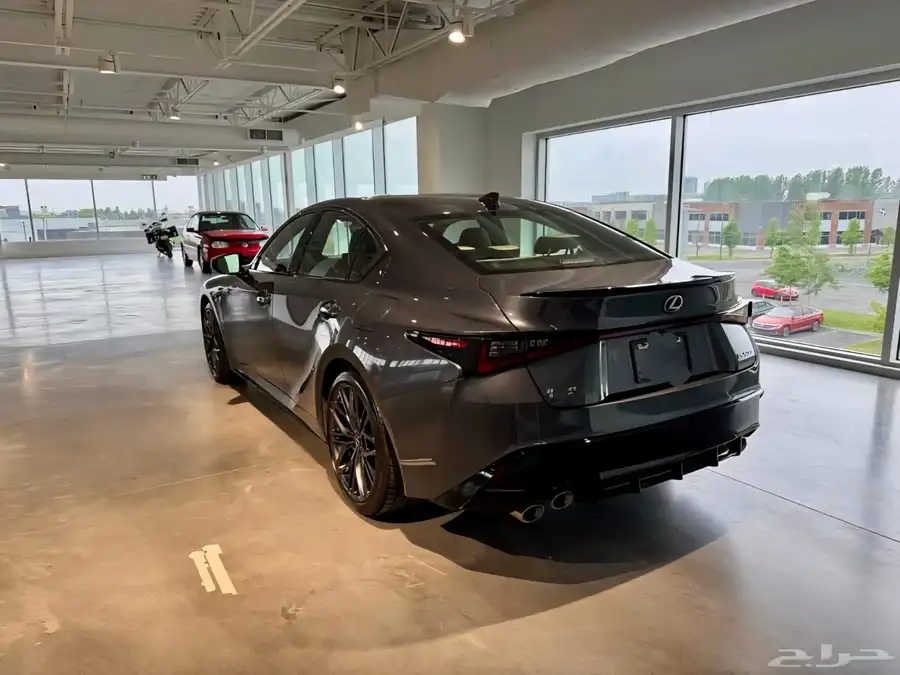 للبيع لكزز IS500 موديل 2024 - V8 وارد كندا 2