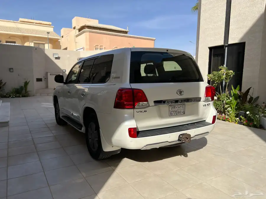 لاندكروزر VXR 2015 فل كامل - معرض وليد - قطري 5