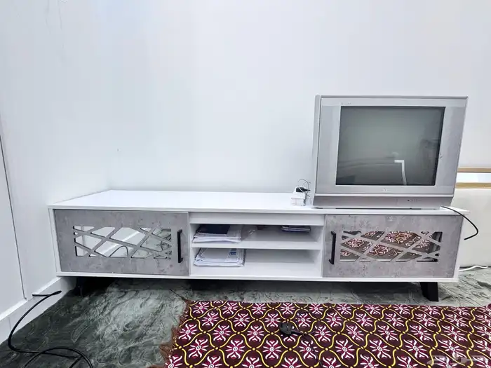 طاولة تلفزيون جديده وشاشه بلاستيشن فيها خط بالشاشه بسيط 0