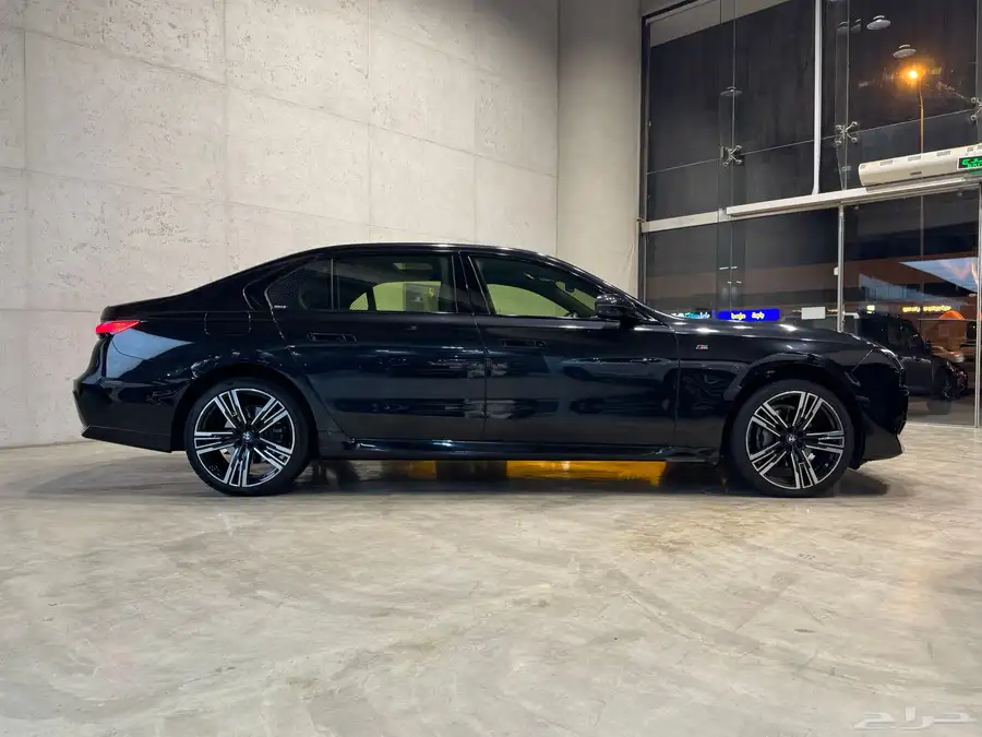 بي ام دبليو 735i موديل 2023م (وارد خليجي) 3