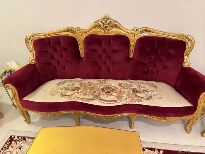 كنب مجلس كبير و طاولات خدمه و سجاده 0