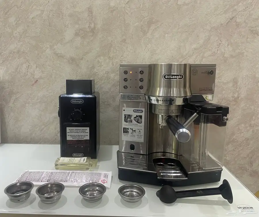 ماكينة قهوة DeLonghi EC860   مطحنة KG79 بحالة ممتازة 0