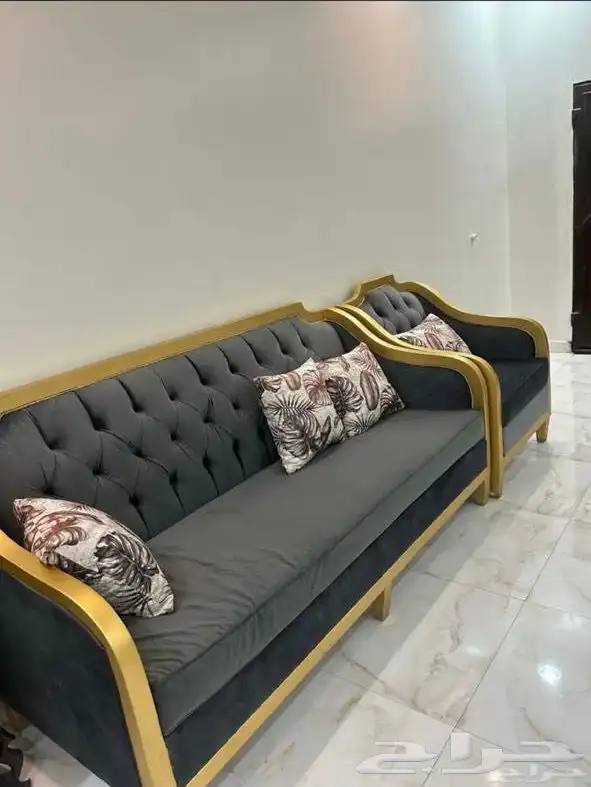 كنب 5 قطع وستاره ومدخل و4طاولات 3طاولات ضيافه وفازه كبيره 0