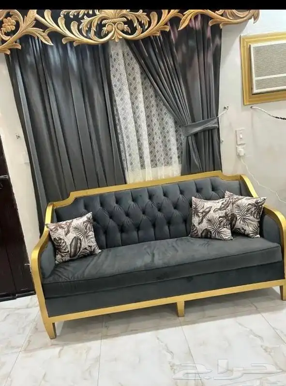 كنب 5 قطع وستاره ومدخل و4طاولات 3طاولات ضيافه وفازه كبيره 1