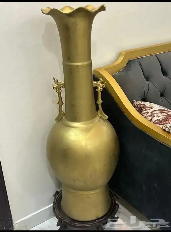 كنب 5 قطع وستاره ومدخل و4طاولات 3طاولات ضيافه وفازه كبيره 5