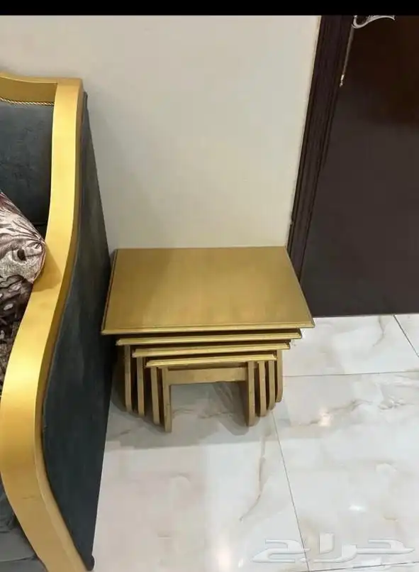كنب 5 قطع وستاره ومدخل و4طاولات 3طاولات ضيافه وفازه كبيره 3