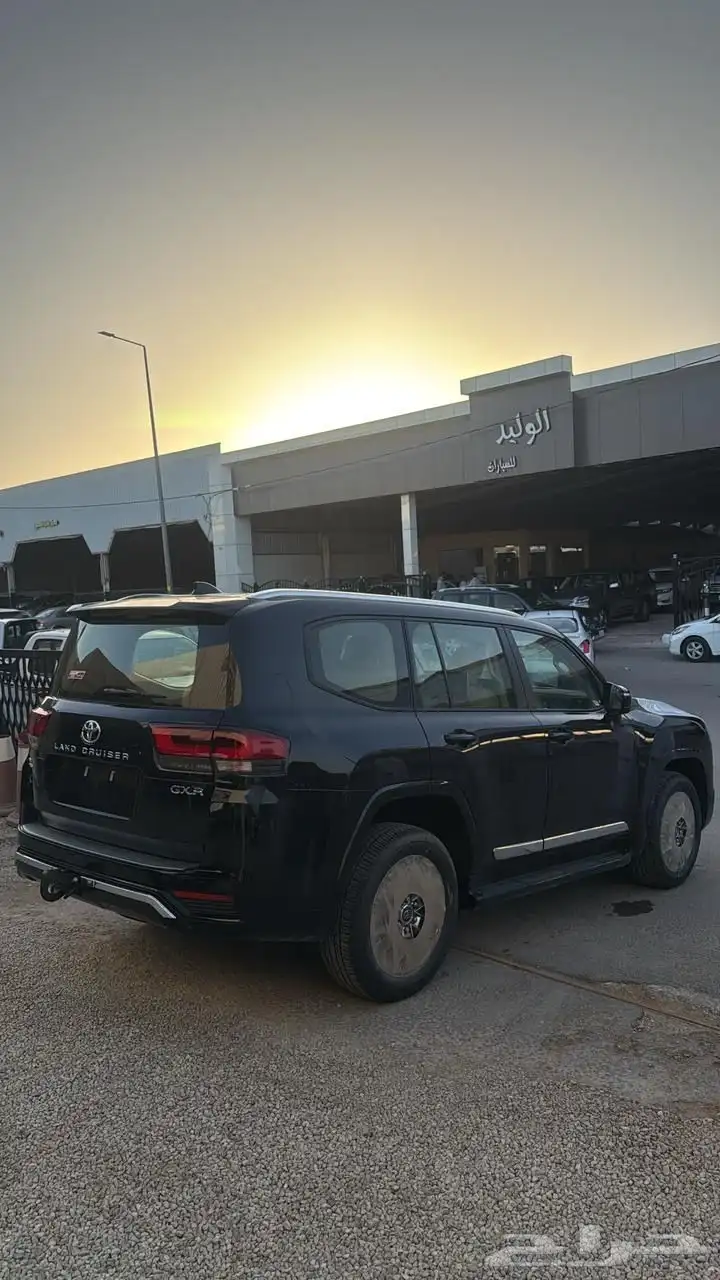 تويوتا لاندكروزر 2025 GXR بنزين L4 سعودي جديد اللون اسود 5