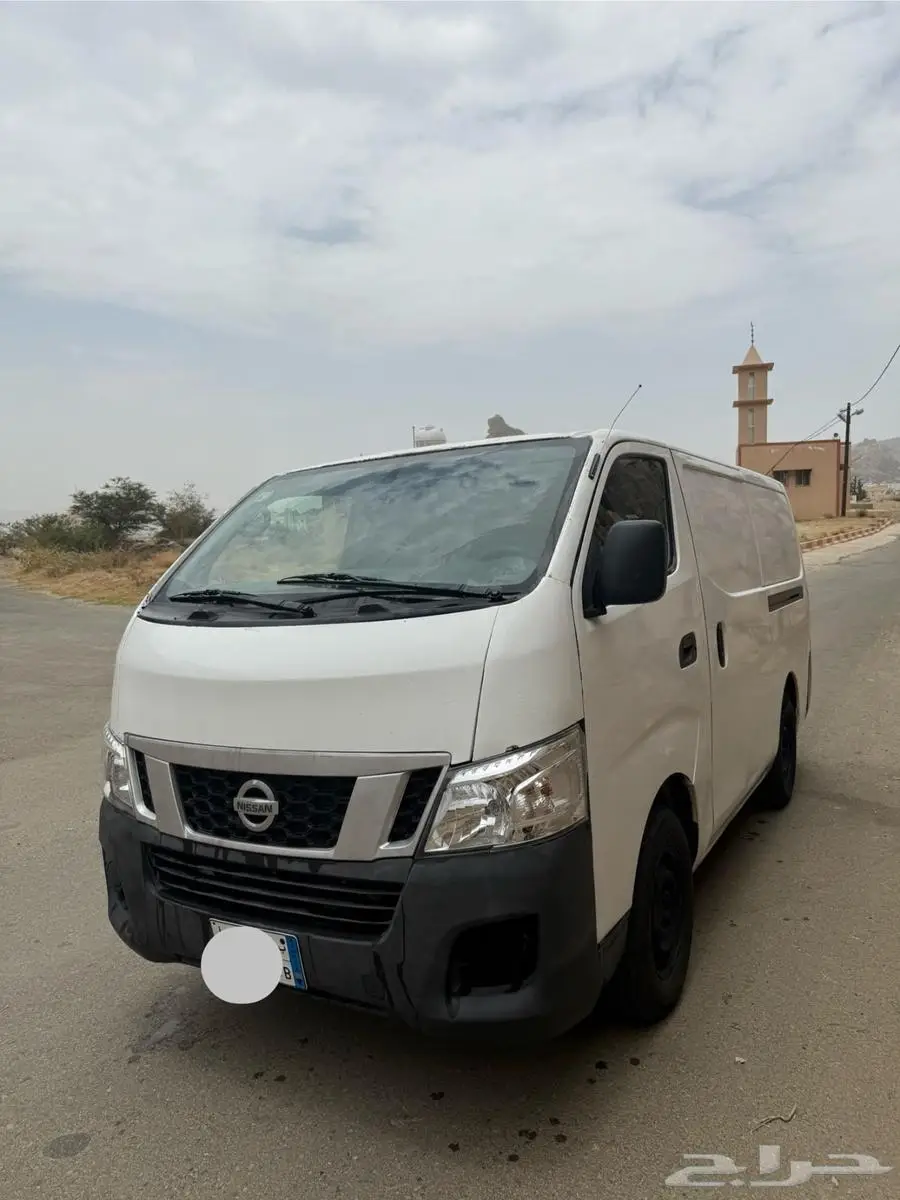 باص نيسان اورفان بضاعه بنزين 2016 نظيف 2