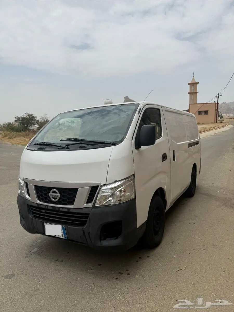 باص نيسان اورفان بضاعه بنزين 2016 نظيف 3