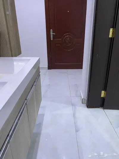 شقة خمس غرف بحي الريان خلف محطة الشرقية 4