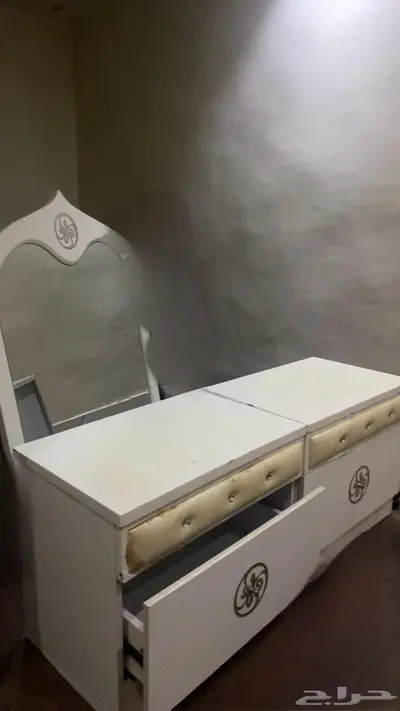 غرفه نوم شامل سرير طاولتين مرايا دولاب للشراء تواصل معي 0