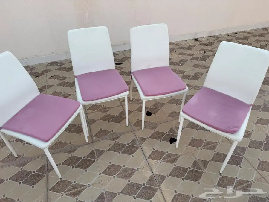 طاولات وكراسي وبعض الأدوات للبيع 1