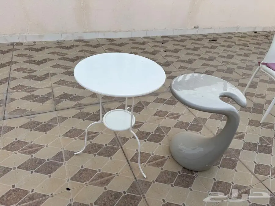 طاولات وكراسي وبعض الأدوات للبيع 2