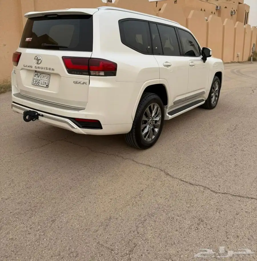 لاندكروزر GXR L4. بنزين وكالة 3
