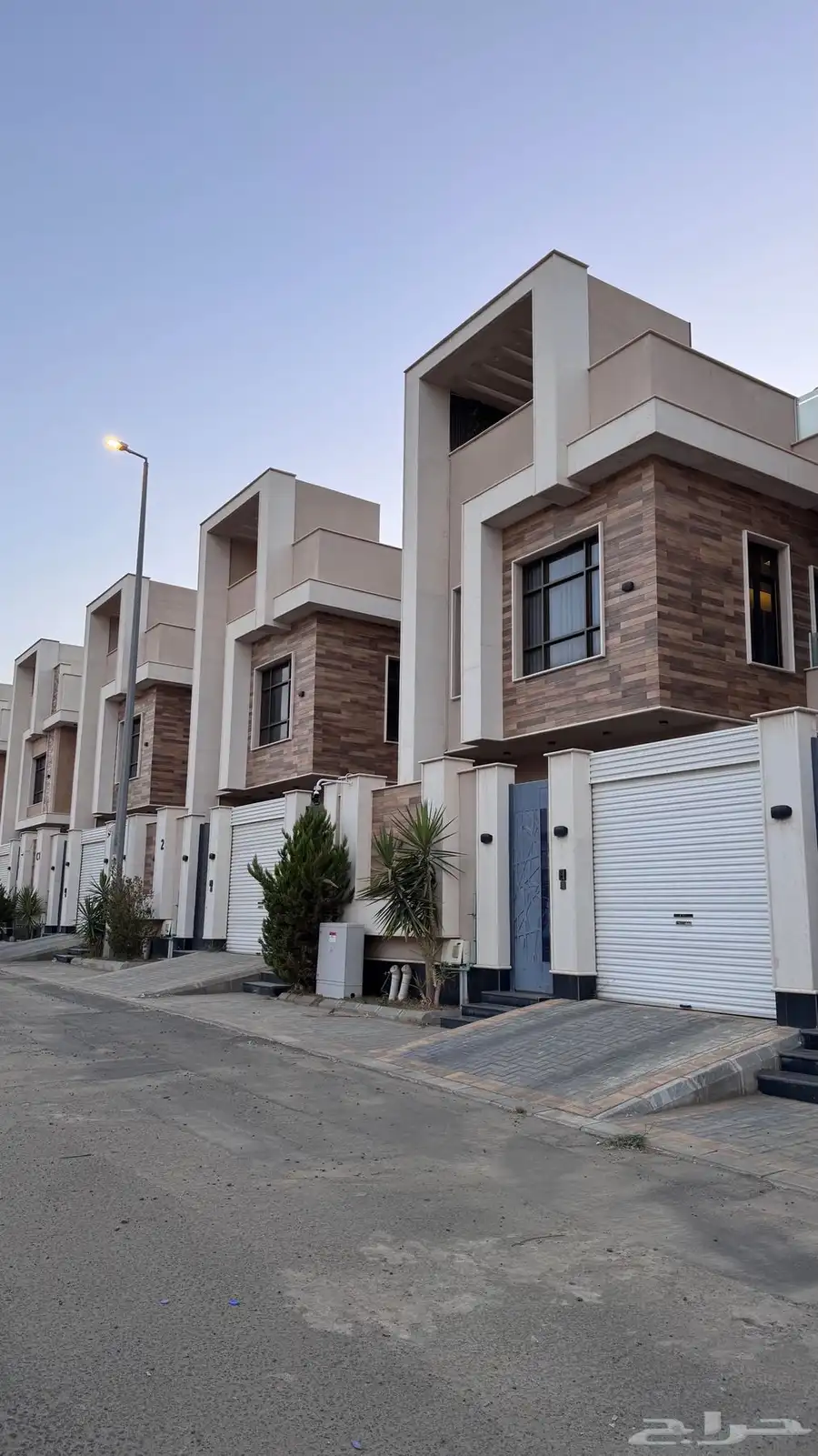 للبيع فيلا دورين وملحق مستقله على ارقي المستويات بالخميس 1