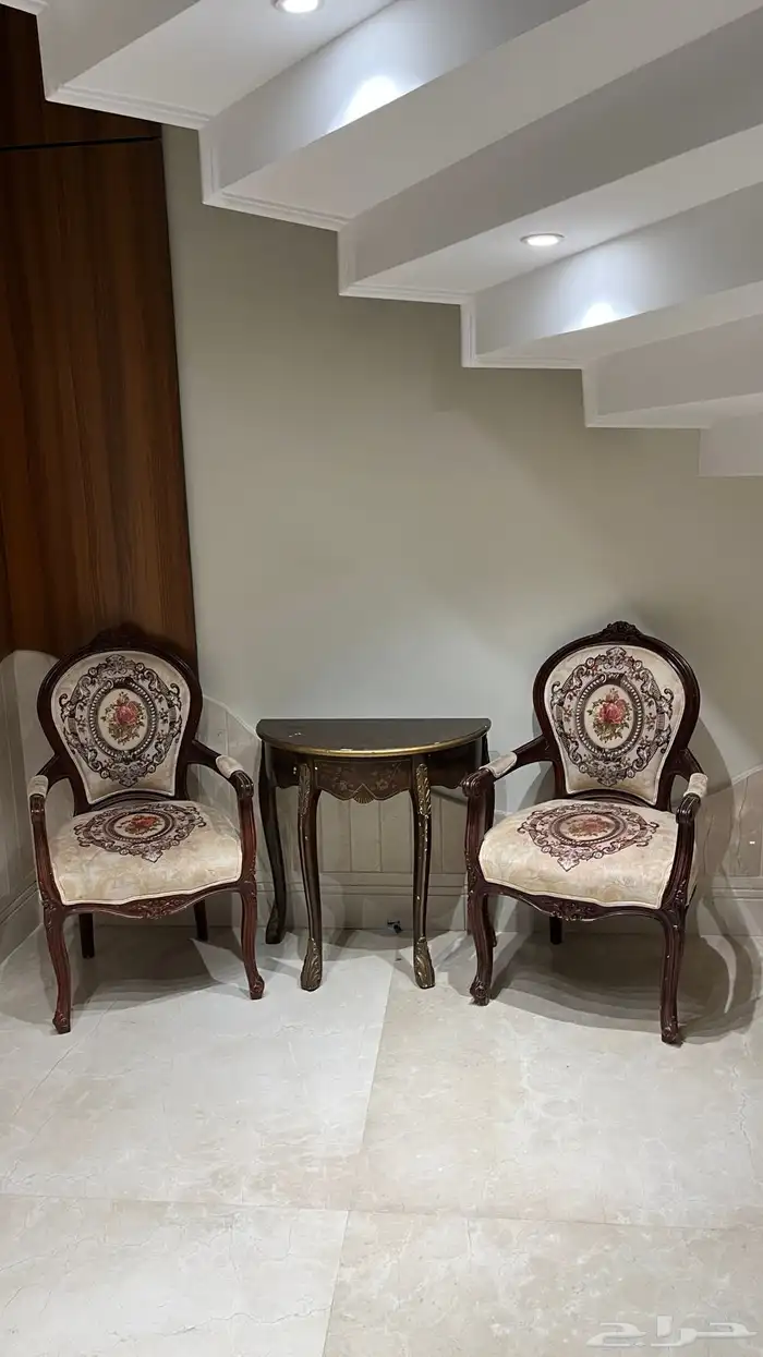 طقم كراسي كلاسيكي فاخر مع طاولة جانبية 2