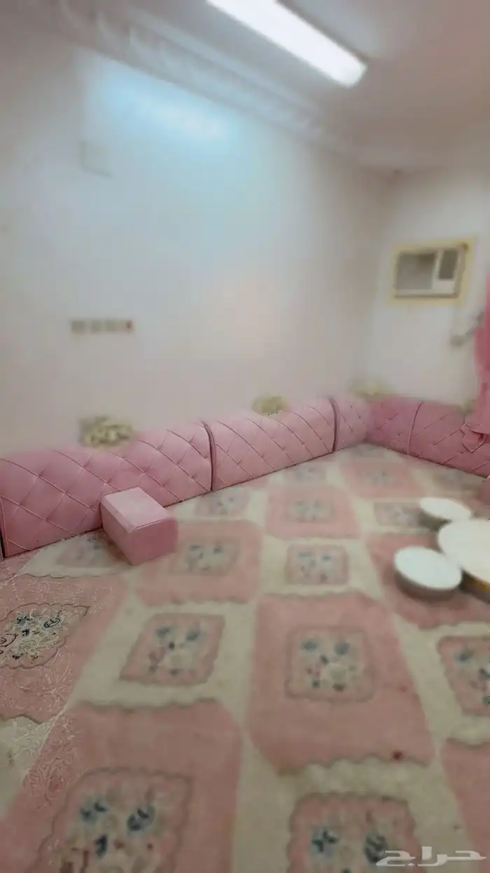 للبيع مساند 4 4 و اربع مراكي و ستاره ومفرشه 4