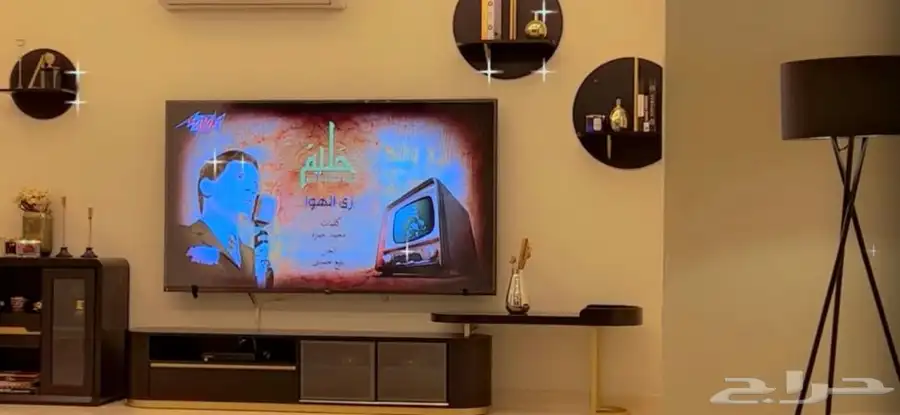 طاولة تلفزيون مع رفوف جداريه من بيتونيا قيمتها جديده 7000 0