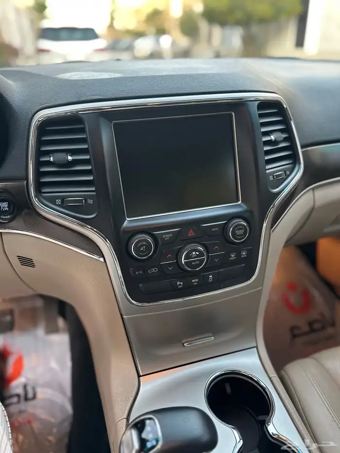 جيب جراند شيروكي مخزن ليمتد 8 سلندر فل كامل موديل 2015 13