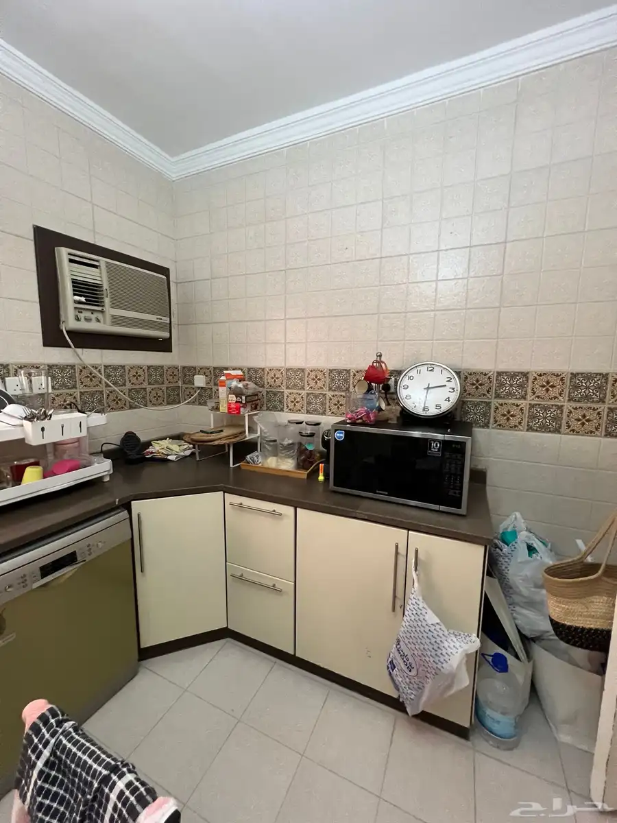 مطبخ مع اجهزة و طاولة طعام 1