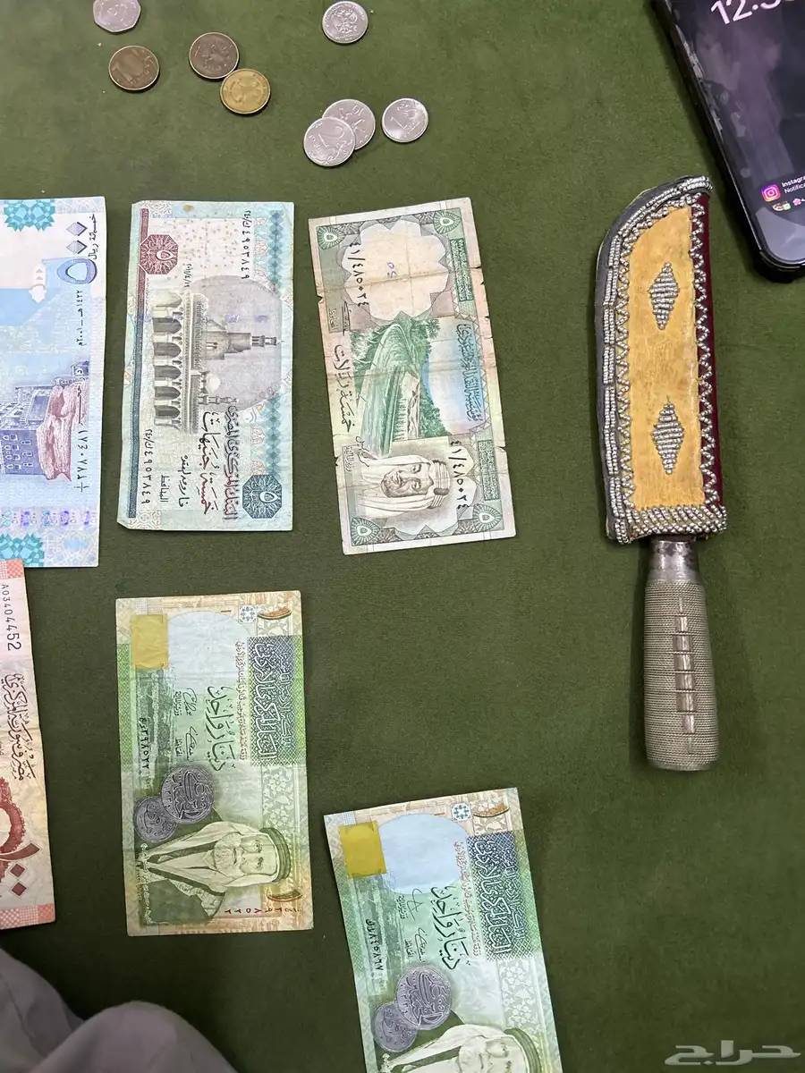 تراث قديم منها الخنجر وعملات نقديه الملك فيصل رحمه الله 2