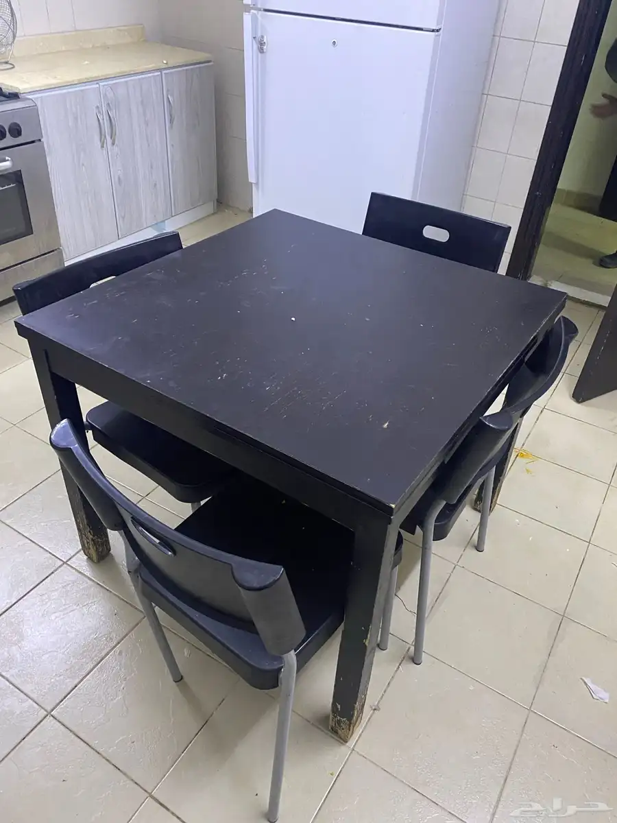 طاوله طعام 4 كراسي تتكبر وتتصغر يحتاج لها تنظيف وفيها خدوش 0