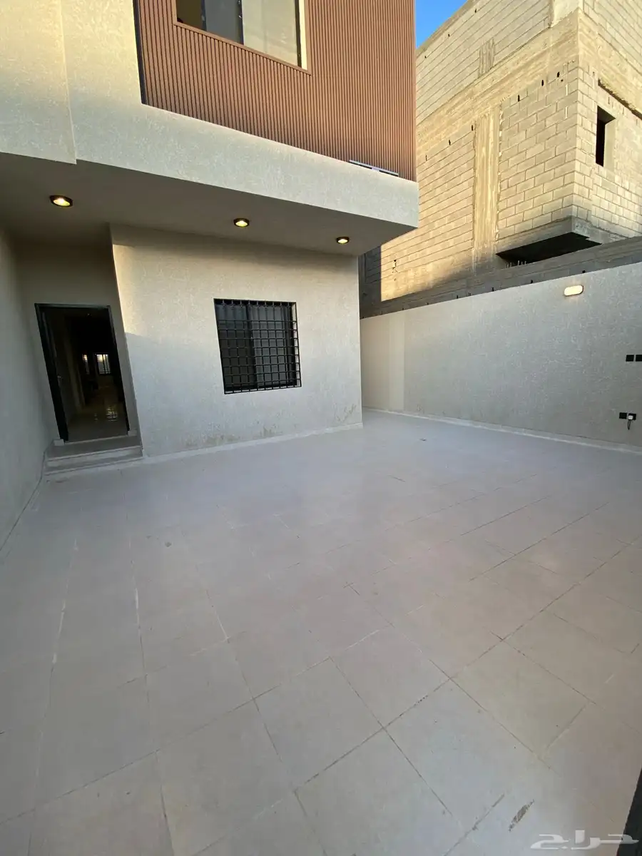 فلل روف أرضيه وعلويه مميزه حي البوادي 0