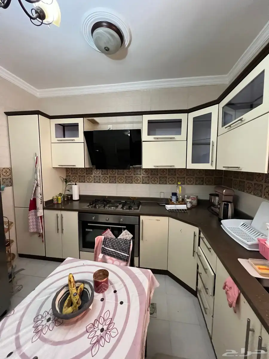 مطبخ مع اجهزة و طاولة طعام 0