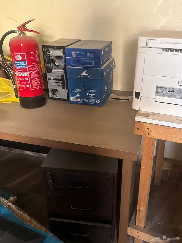 للبيع سرير ايكيا مع دولاب ومكاتب جديده وطفاية حريق وكراسي 3