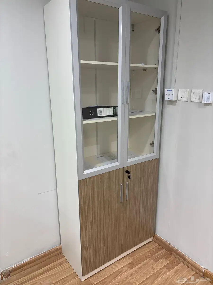 مكاتب وطاولة اجتماع و دوالايب مكتبية مميزة (مستعملة) 3