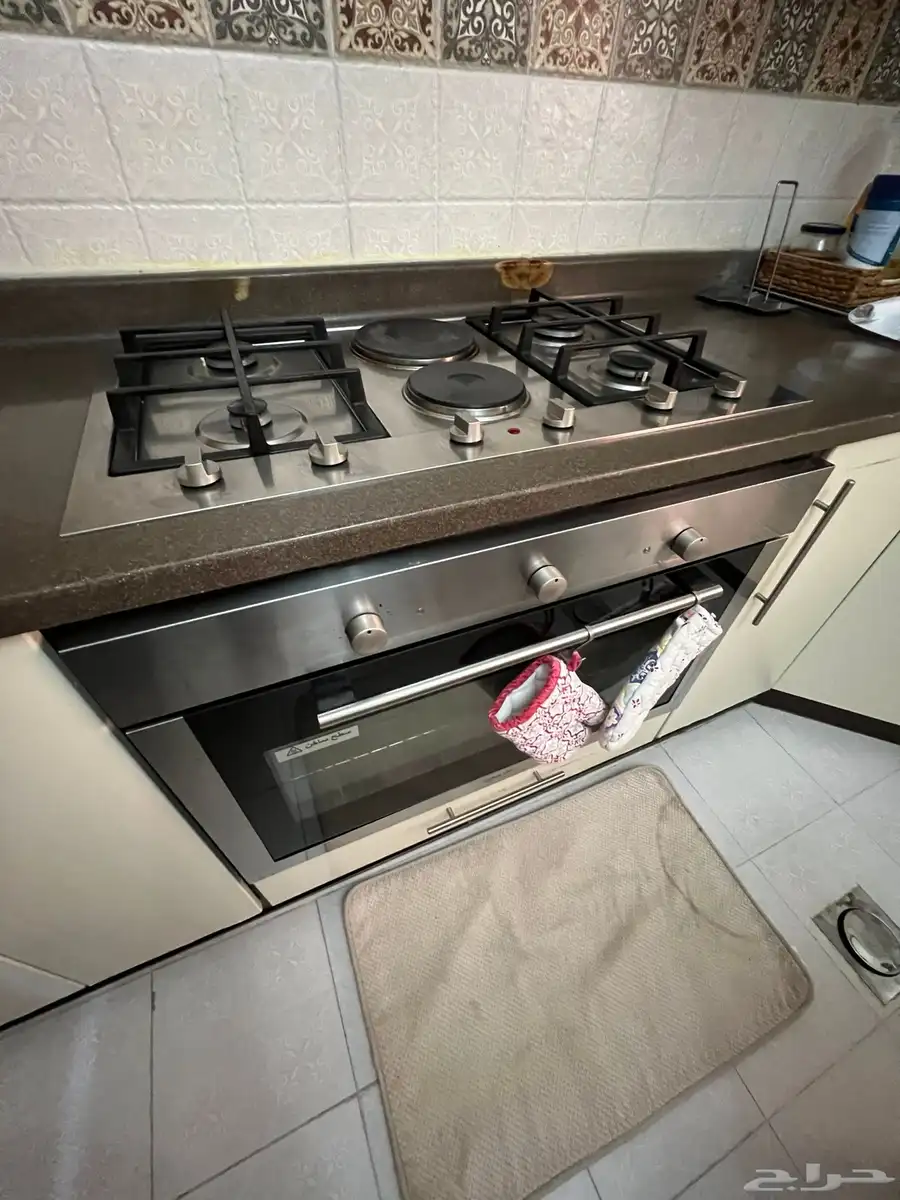 مطبخ مع اجهزة و طاولة طعام 2
