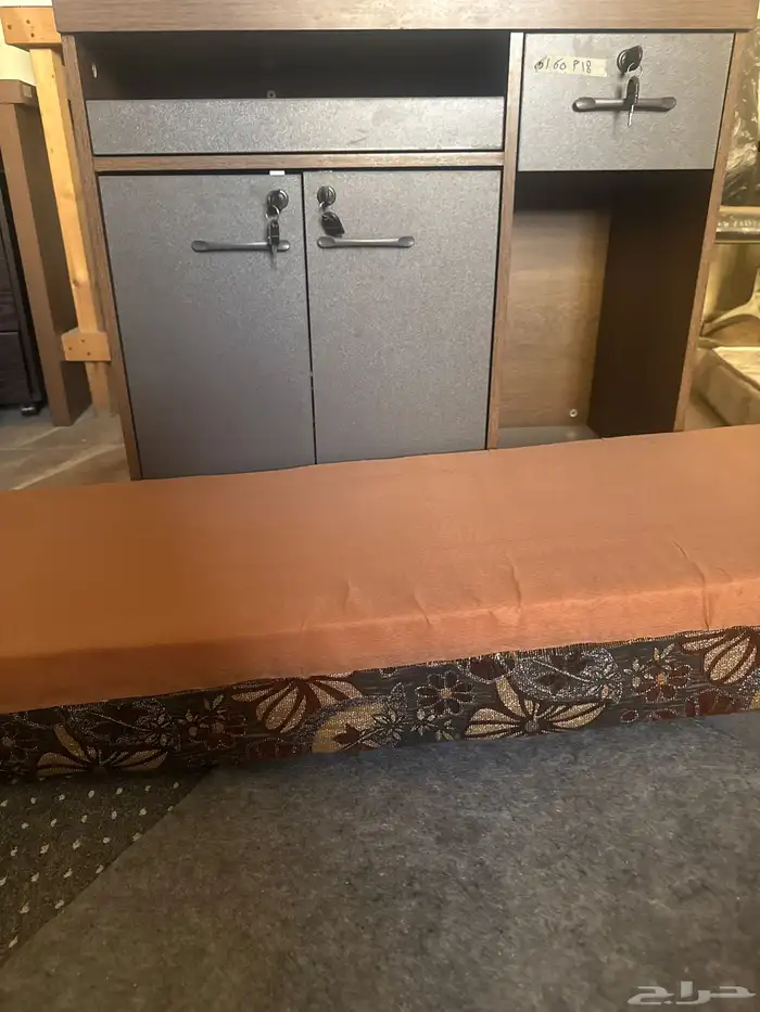 للبيع سرير ايكيا مع دولاب ومكاتب جديده وطفاية حريق وكراسي 4