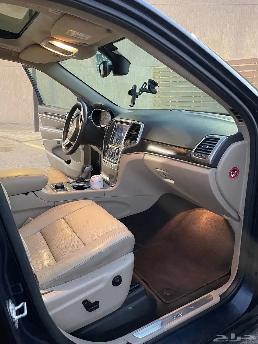 2018 جراند شروكي ليمتد V8 27