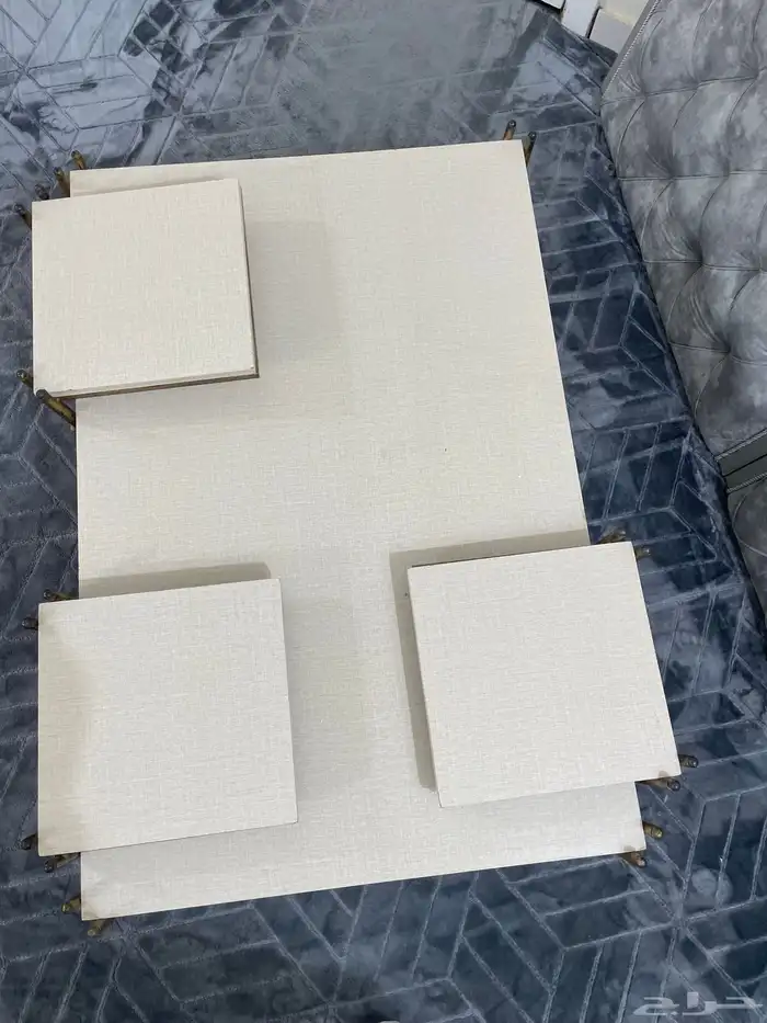 طاولة مع 4 خدمه 0